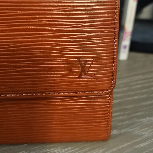 Louis Vuitton VINTAGE SALE Brown Epi Trifold Wallet - Picture 2 of 10